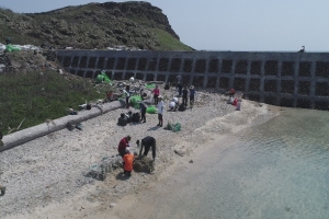 東吉嶼港內南側進行淨灘活動。